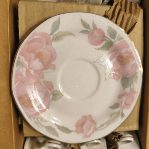 Set of 6 porcelain cups with saucers new