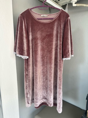 Regalinas velvet dress pink like new with lace sleeves