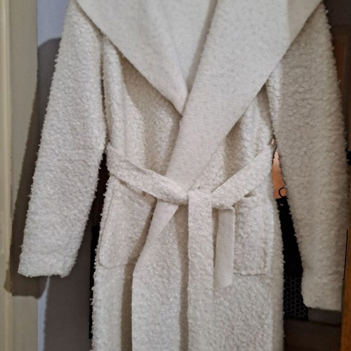 Zic Zac coat like new, white, size Medium with pockets and belt