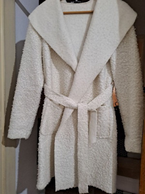 Zic Zac coat like new, white, size Medium with pockets and belt