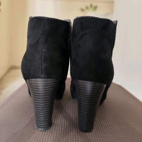 Black suede ankle boots used, wooden heel 9 cm, size 40