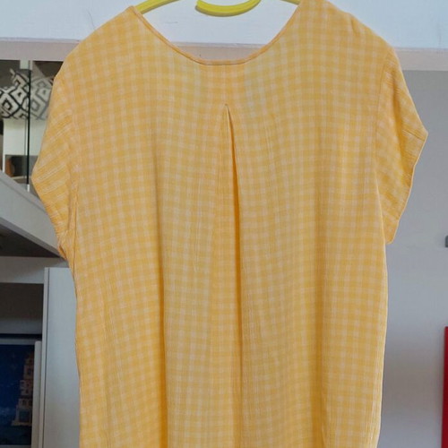 Yellow blouse like new, medium size, lightweight fabric