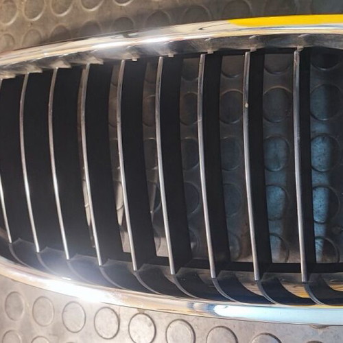 BMW Series 3 F30-F31 grille badge used chrome-black