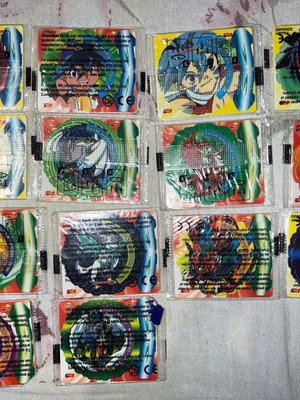 Beyblade 14 κλειστές καινούργιες με μικρό κόψιμο σε δύο