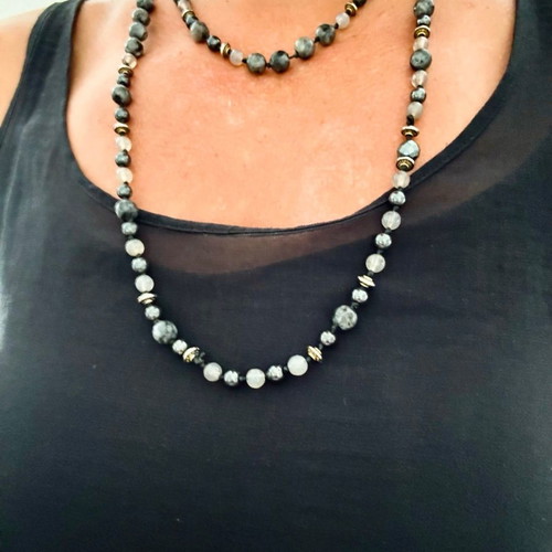 Long necklace with semi-precious stones and gold details new