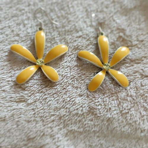 Dangling earrings like new flower-shaped with yellow enamel