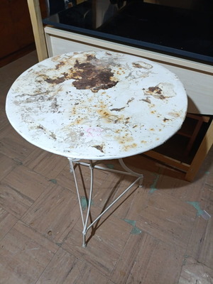 Μεταλλικό τραπεζάκι μπαλκονιού μεταχειρισμένο, διάμ. 65 εκ., ύψος 80 εκ., θέλει βάψιμο