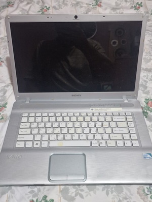 Sony Vaio PCG-7182M laptop used, screen black, no charger or memory