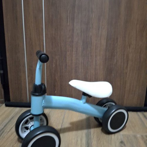 Children's balance bike with 4 wheels, ergonomic seat