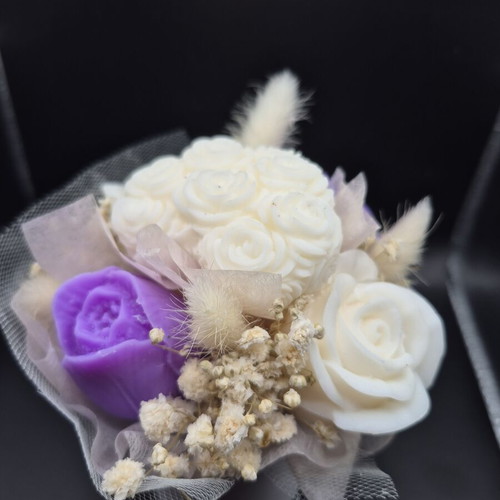 Wax bouquet like new with random flowers and customizable scent and color