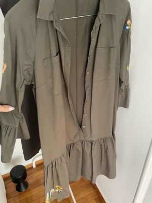 Green dress long sleeve with embroidered details and belt, size 42