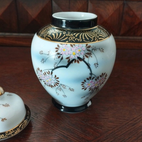 Japanese Handmade Porcelain Vase Eiwa Kinsei used with Lid