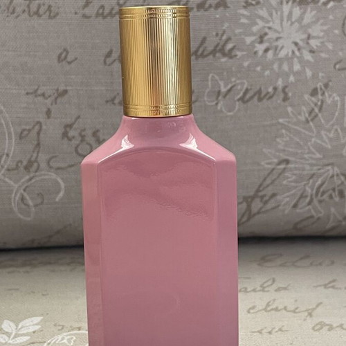 Gucci Flora perfume bottle like new, empty for decoration or collection