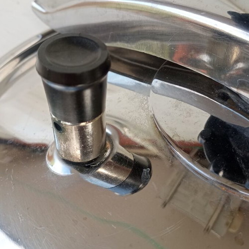 Pressure cooker 10 liters used, missing one handle