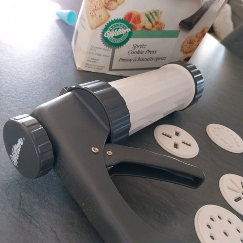 Cookie press used with 5 design discs