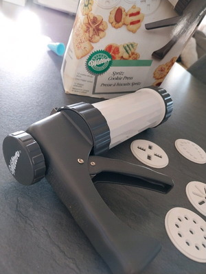Cookie press used with 5 design discs