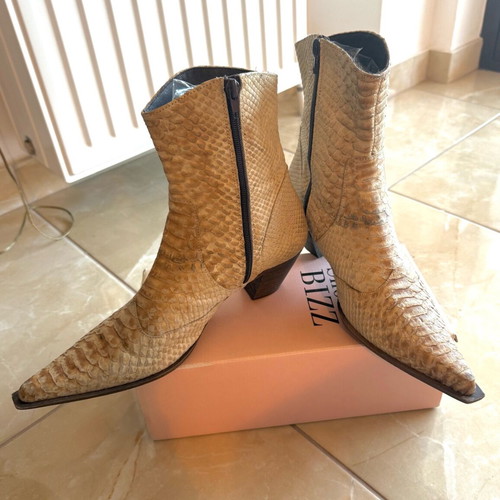 Women’s cowboy style leather boots snake pattern size 39 like new