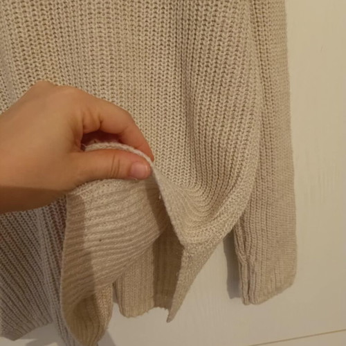 White turtleneck sweater used, size M-L