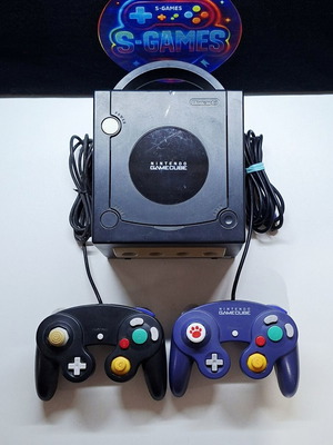 Nintendo GameCube Black PAL Model with 2 Controllers used