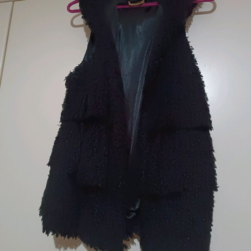 Sleeveless jacket like new, black with hood and ruffles