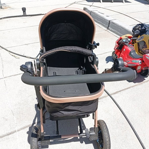 Multifunctional baby stroller like new with adjustable seat and footmuff