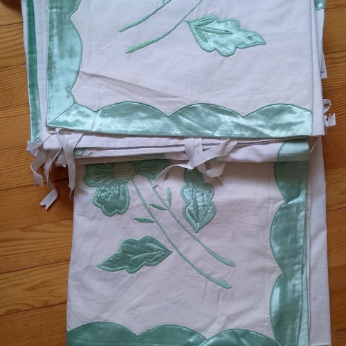 Bed sheet with green satin appliqué like new, 4 pillowcases