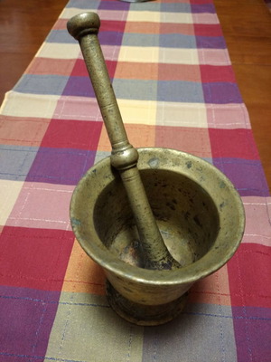 Μπρούτζινο γουδί με γουδοχέρι μεταχειρισμένο, βάρος 1750 γρ, ύψος 13 εκ και 22 εκ