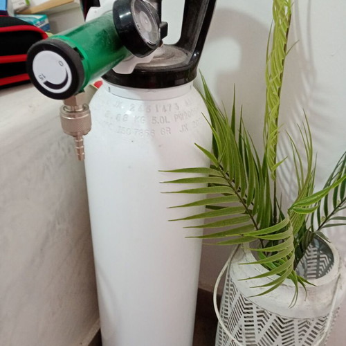 Oxygen concentrators and oxygen cylinders like new, 2 units and 3 cylinders