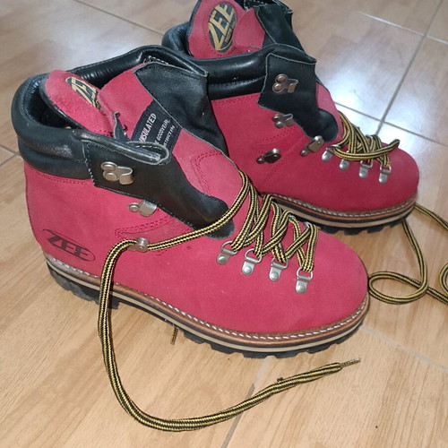 Leather hiking boots like new, size 42-43