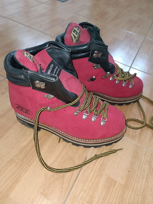 Leather hiking boots like new, size 42-43