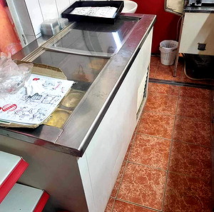 Πωλείται επιχείρηση μίνι μάρκετ στον Ευοσμο 85τμ με πατάρι 45τμ για λόγους υγείας και συνταξιοδότησης  Διαθέτει όλες τις αδειες ειναι πλήρως εξοπλισμένη εχει 30μετρ ραφια