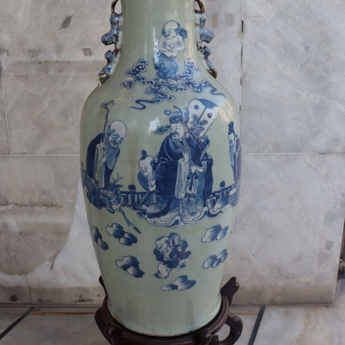 Chinese porcelain vase in celadon style with wooden base and certificate