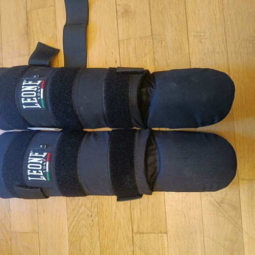 Leone shin guards like new, size Medium