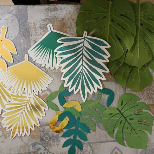 Tropical leaves new, 9 paper and 4 plastic pieces
