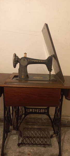 Ραπτομηχανή Singer με ξύλινο έπιπλο (αντίκα)