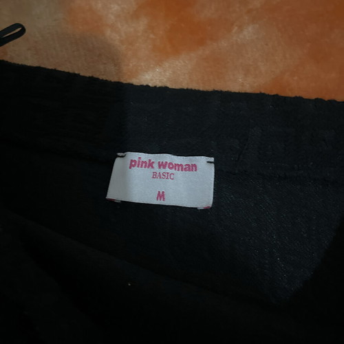 Pink Woman fitted skirt size Medium black like new