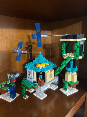 Lego Minecraft 21173 like new, assembled with instructions