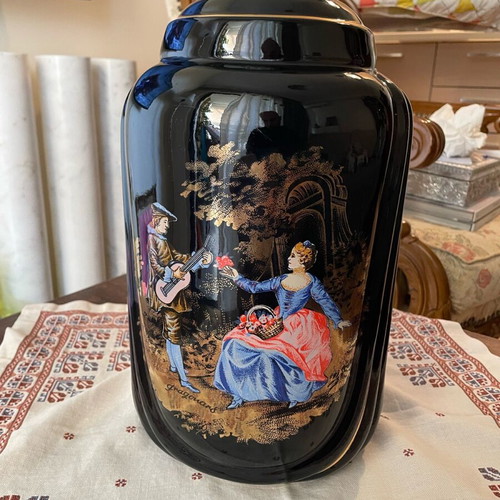 Porcelain lamp base Fragonard like new