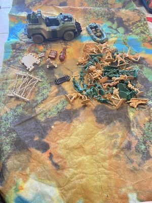 Toy soldiers like new, pack