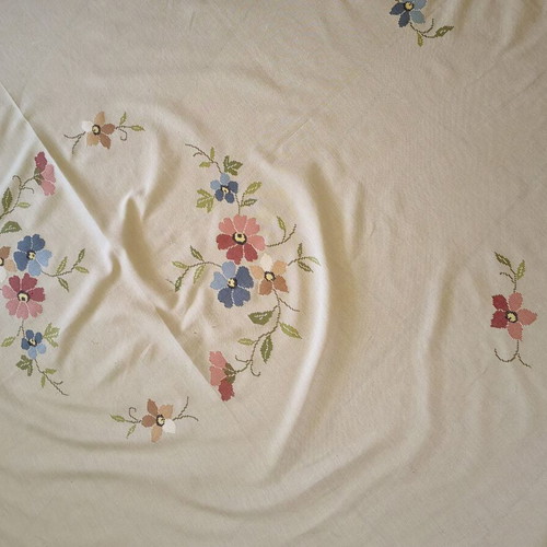 Woven beige tablecloth, 1.85m diameter