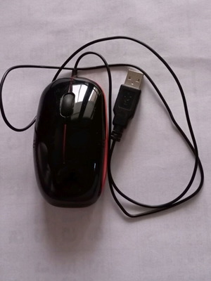 Optical USB mouse like new, compact black and red design
