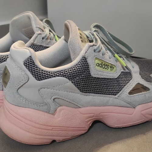 Adidas women's athletic shoe used, gray with pink sole, size 38.5