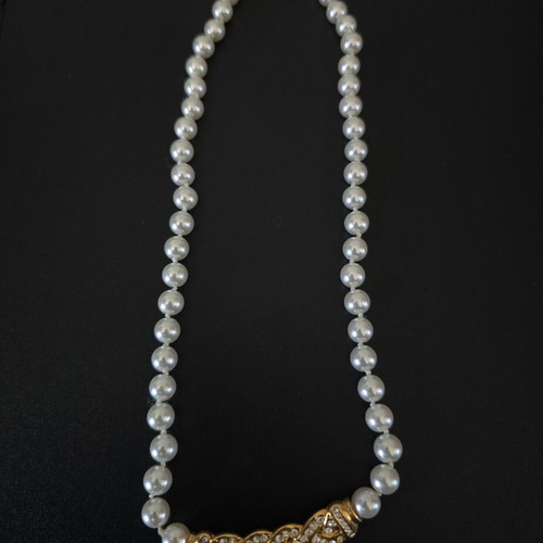 Women's pearl necklace with gold clasp and diamonds