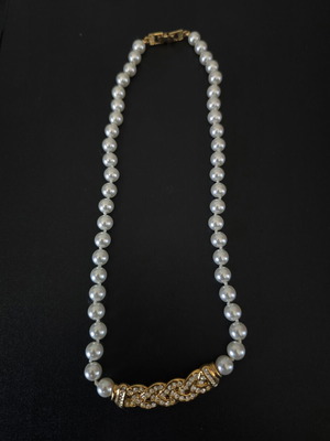 Women's pearl necklace with gold clasp and diamonds