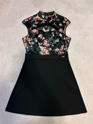 Guess φόρεμα με λουλούδια και βελούδο, καινούργιο, μέγεθος Large