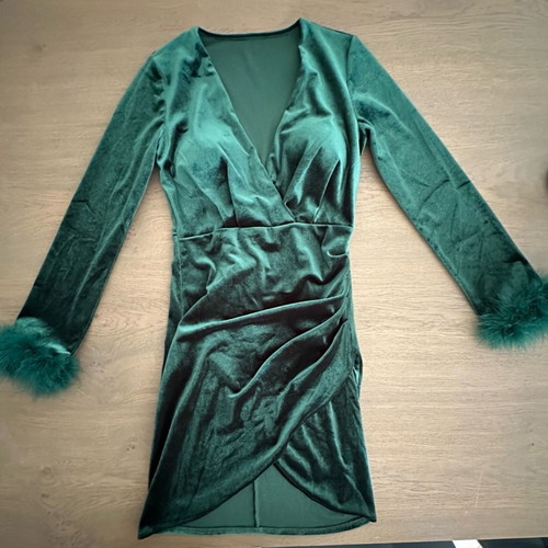 Velvet dress used, green, with feather cuffs