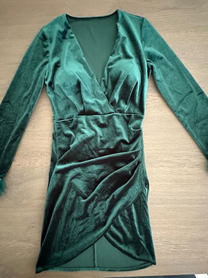 Velvet dress used, green, with feather cuffs