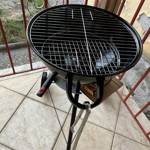 Barbecue grill new with lid, 2 grates and ash collector