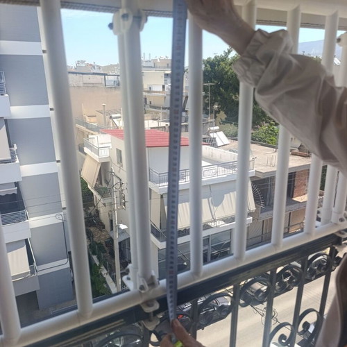 Balcony child safety railings used, white, 17m length