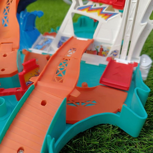 HotWheels Shark Pist mint, no car included